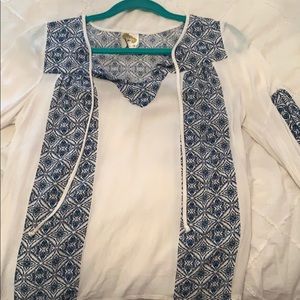 Size medium: Fig and Flower white blouse top